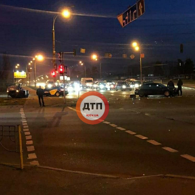 В Киеве на перекрестке улицы Алишера Навои и бульвара Перова произошло серьезное ДТП с опрокидыванием