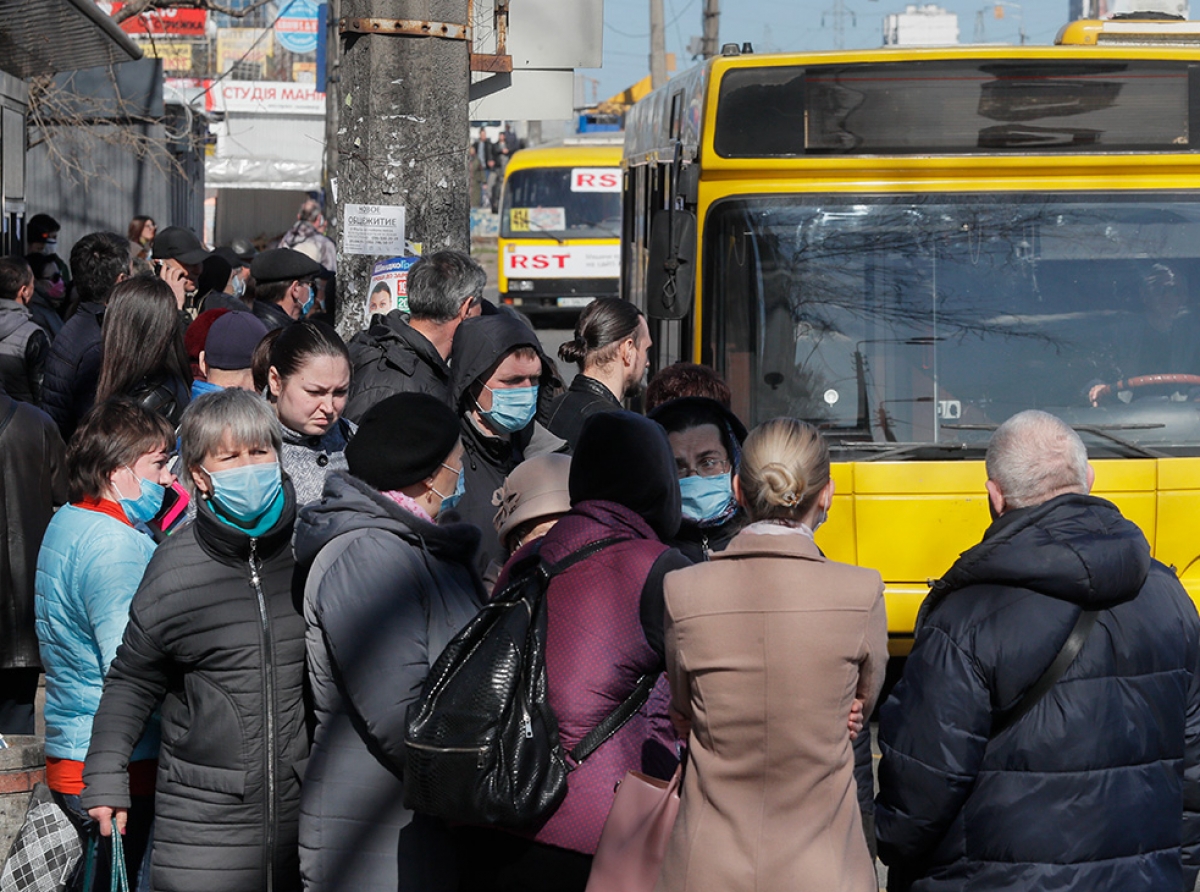 Кабмин разрешил на время карантина перевозить в общественном транспорте не 10 пассажиров, а 50% от количества мест для сидения