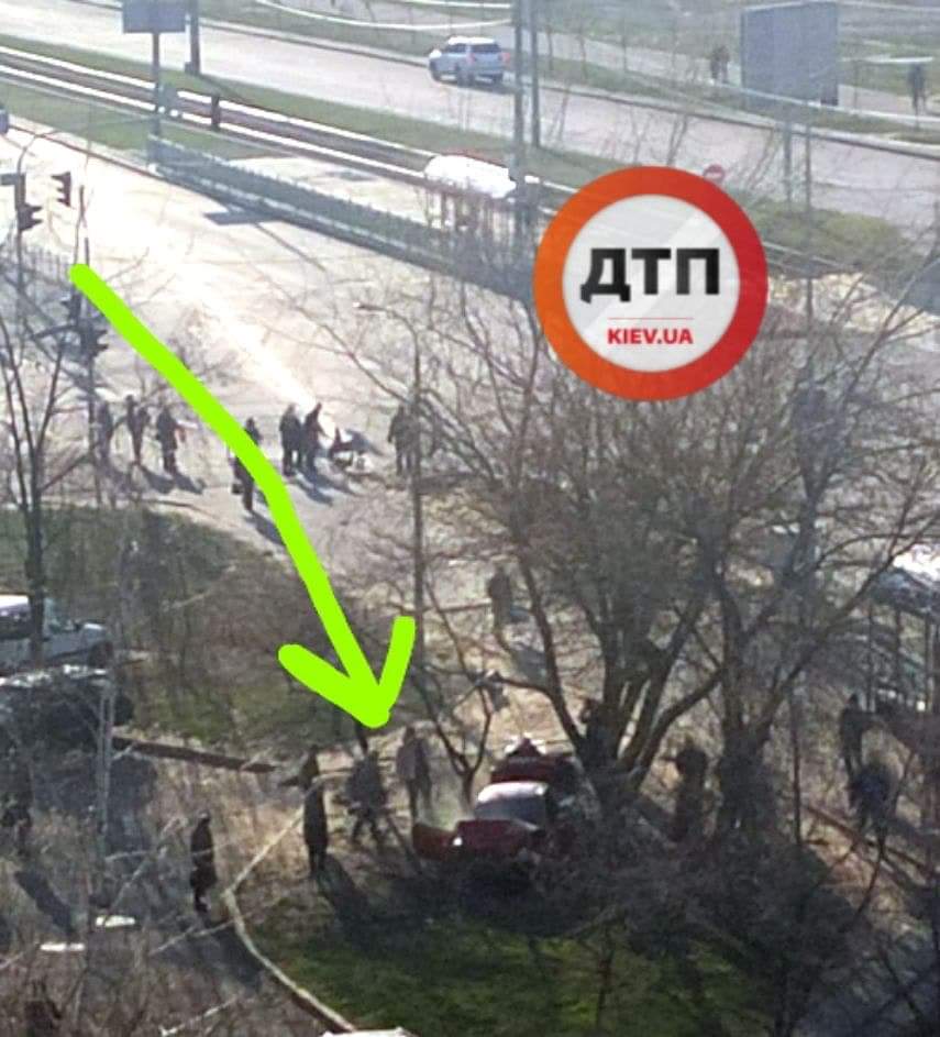В Киеве на Анны Ахматовой произошло масштабное ДТП - водитель на высокий скорости протаранил несколько автомобилей и вылетел с дороги в дерево: видео с места аварии