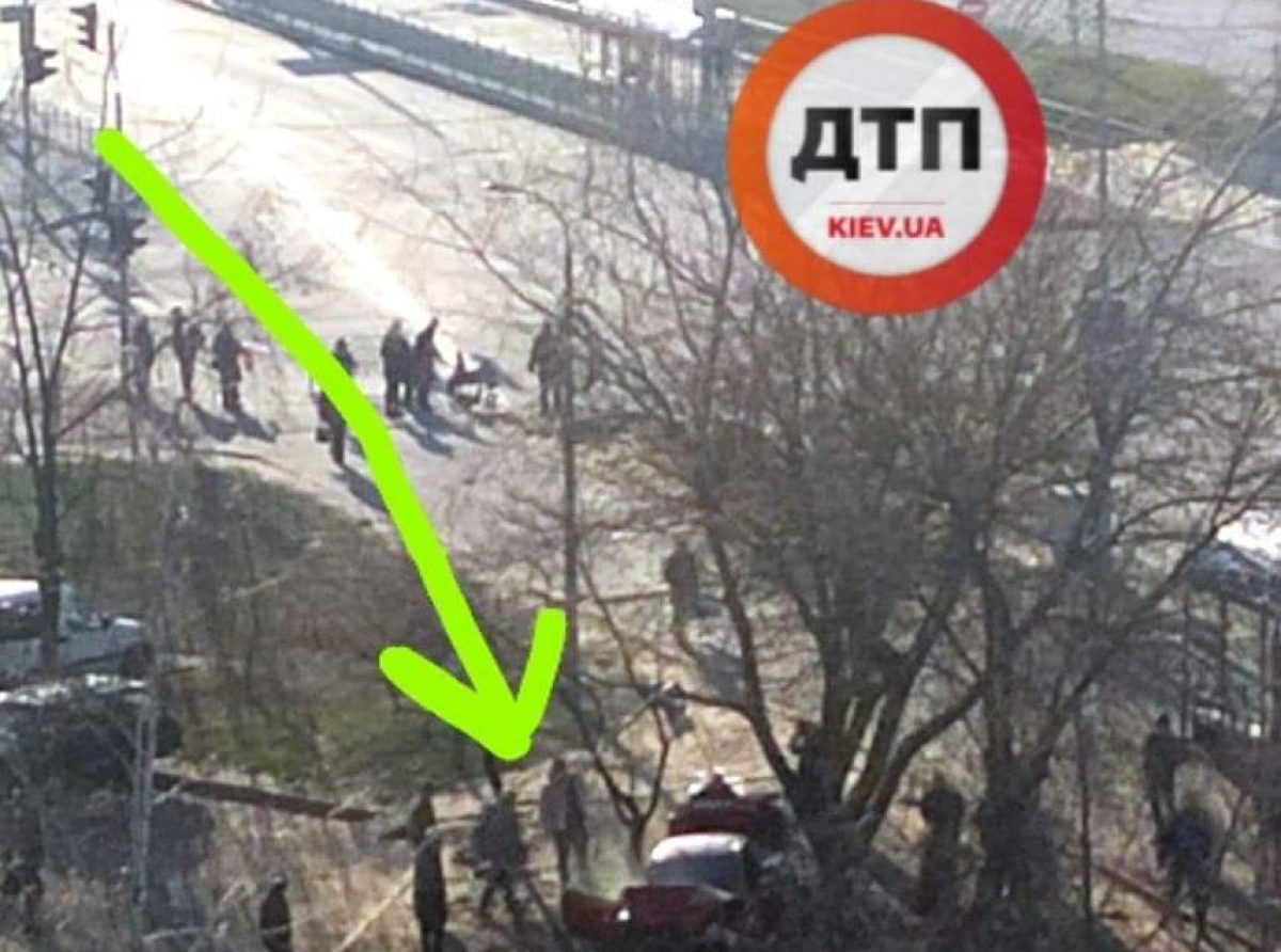 В Киеве на Анны Ахматовой произошло масштабное ДТП - водитель на высокий скорости протаранил несколько автомобилей и вылетел с дороги в дерево: видео с места аварии