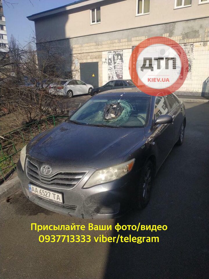 В Киеве на Березняках наказали горе-водителя Toyota за неправильную парковку