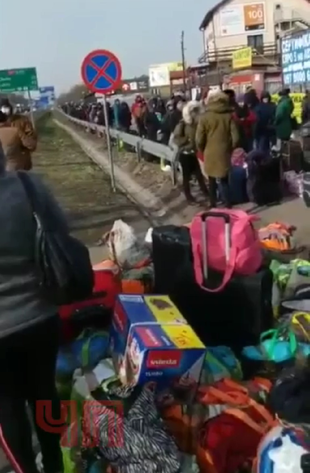 На границе с Польшей сотни украинцев выстроились в гигантскую очередь