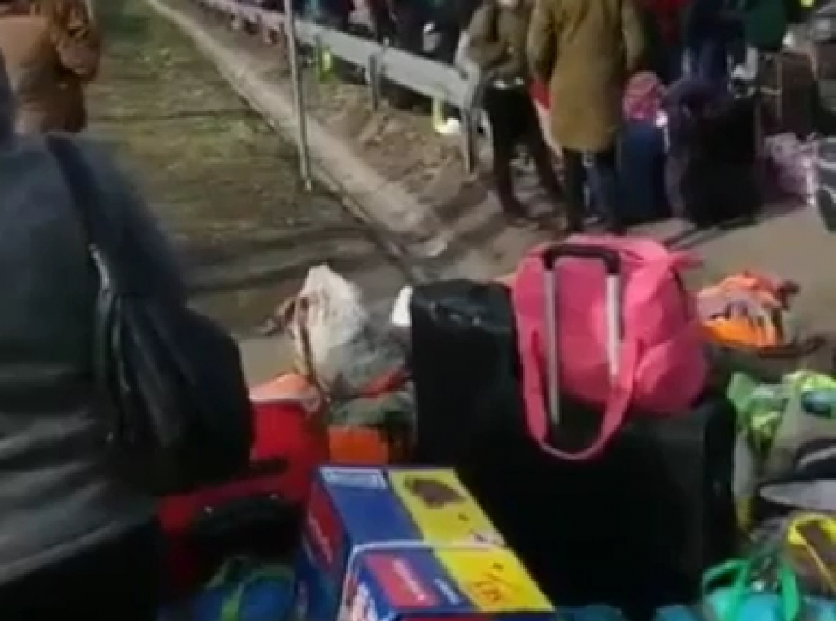 На границе с Польшей сотни украинцев выстроились в гигантскую очередь