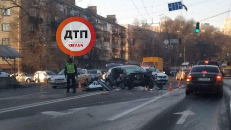 Серьезное смертельное ДТП в Киеве на Воздухофлотском проспекте: бус на высокой скорости протаранил автомобиль Renault службы такси Bolt