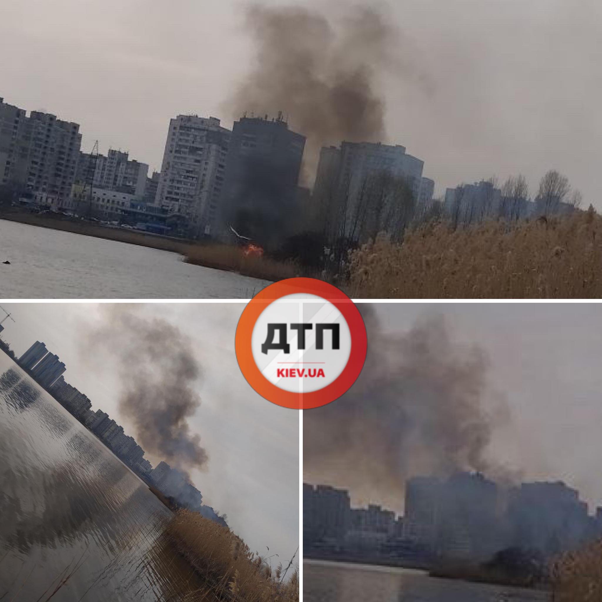 В Киеве на Харьковском массиве пожар: неизвестные подожгли камыш