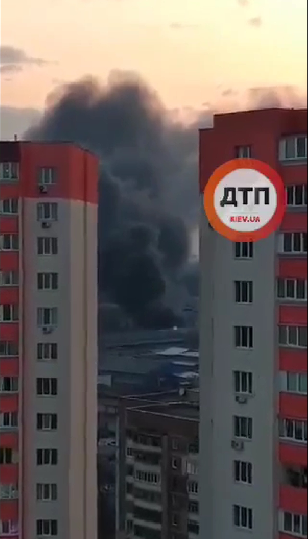 В Броварах произошел серьезный пожар: горят склады завода Торгмаш