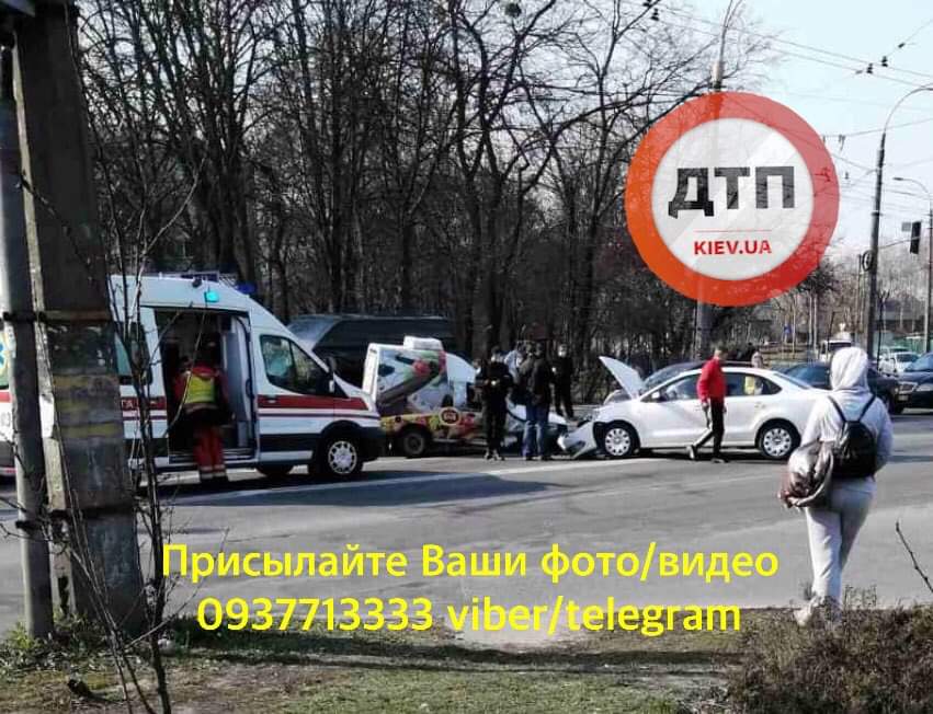 В Киеве на улице Щербаковского произошло ДТП - столкнулись Таврия и Volkswagen: есть пострадавшие
