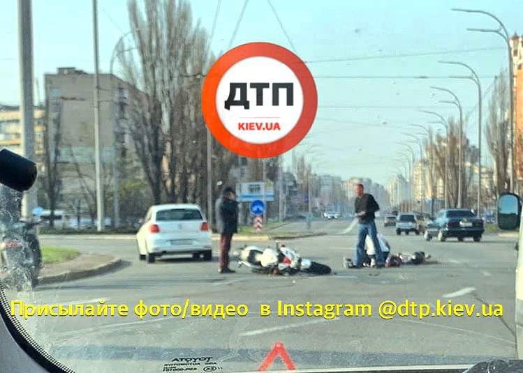 В Киеве на Оболони легковой автомобиль сбил мотоцикл: в ДТП пострадали пилот с наездницей