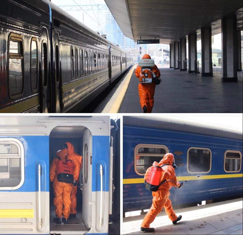 У Києві рятувальники провели знезараження потягу, який прибув із Москви
