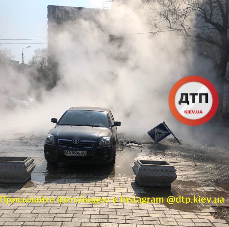 В Киеве на Подоле прорвало теплотрасу: улицу залило кипятком. Видео