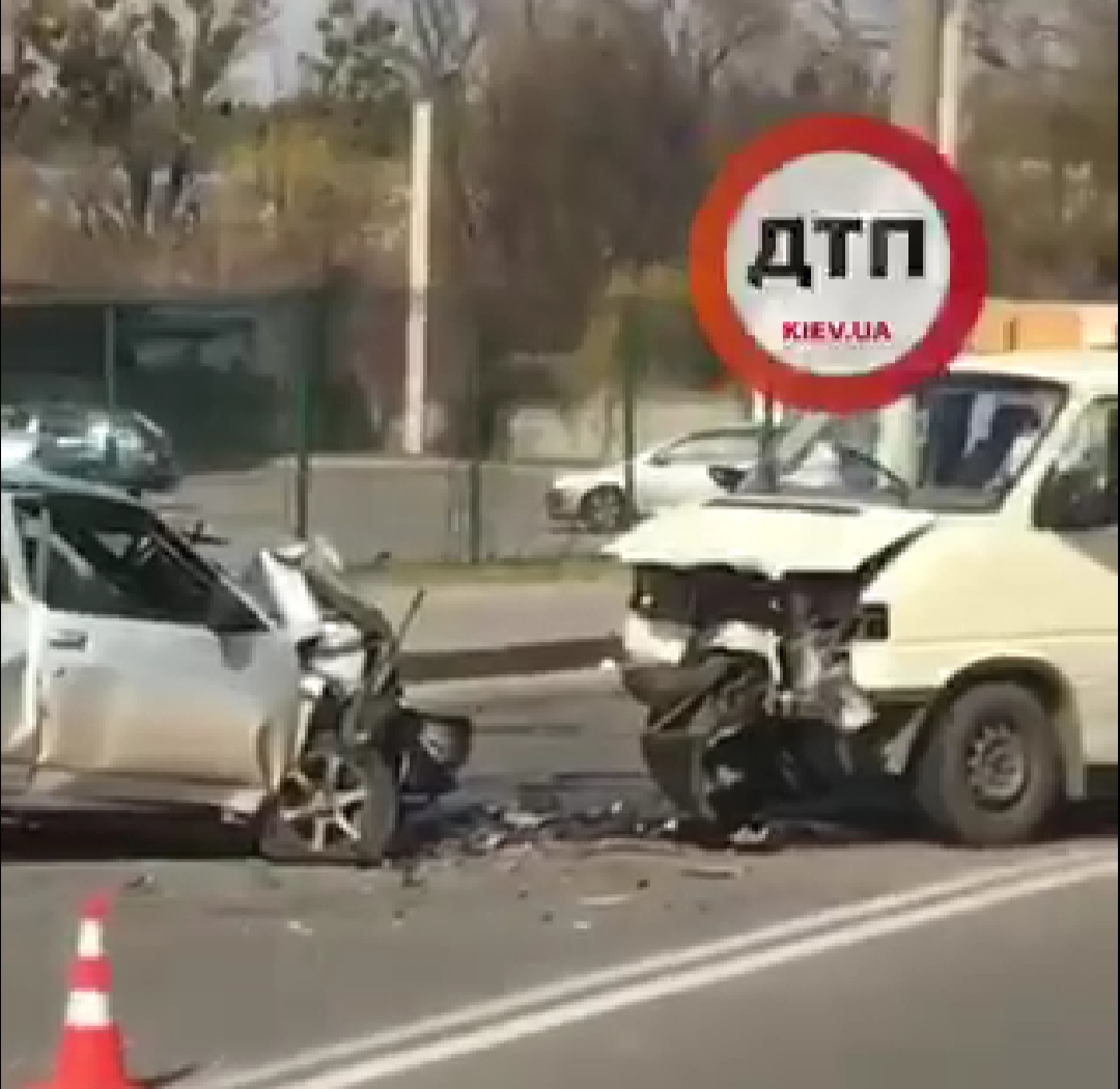 Смертельное лобовое ДТП в Харькове: ВАЗ столкнулся с фургоном Volkswagen. Видео с места