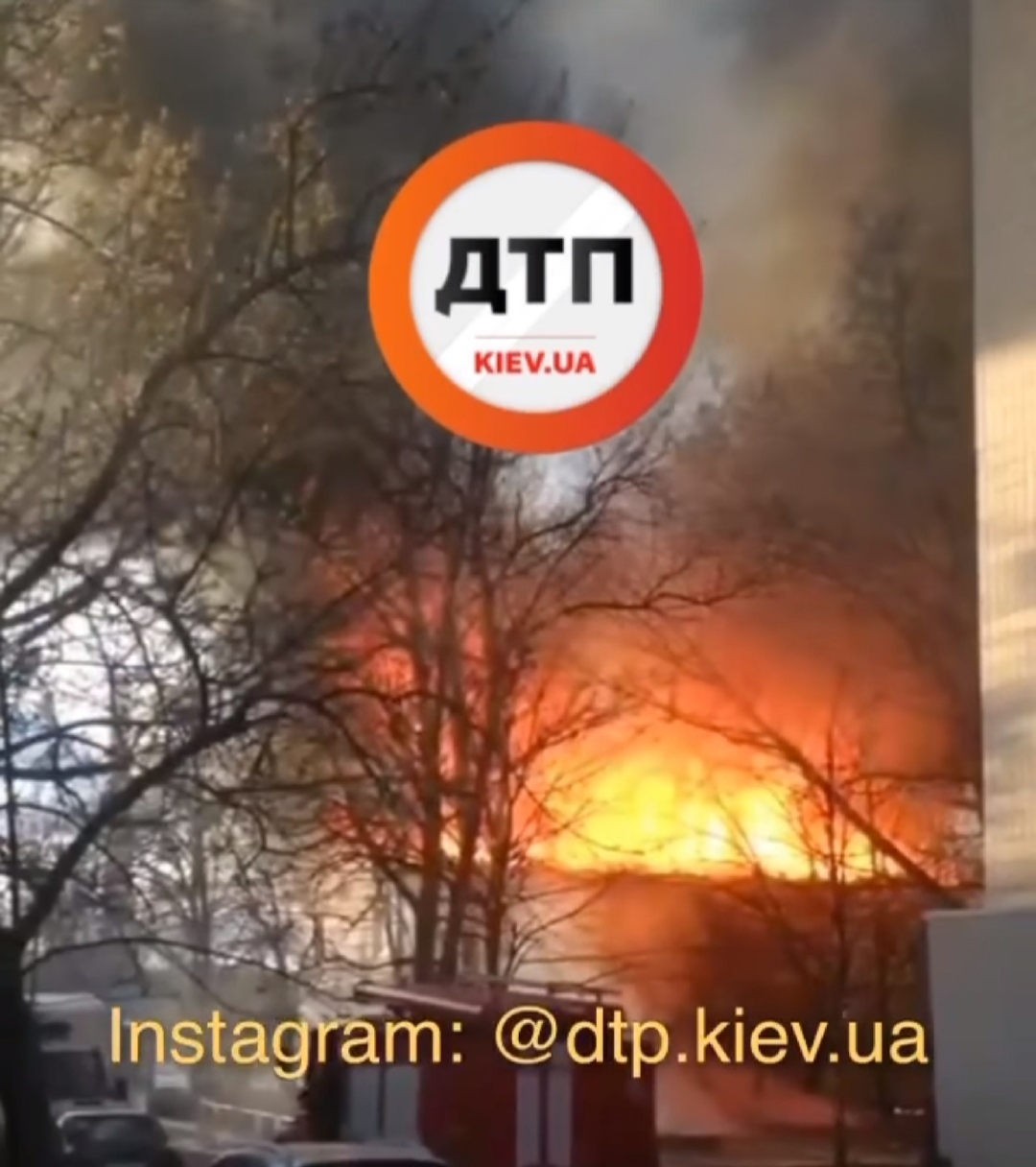 Серьезный пожар в Киеве на Чугуевском переулке, 13а: горит административное здание