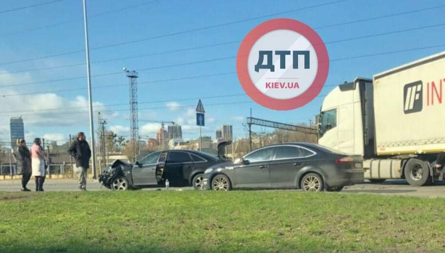 В Киеве на улице Саперно-Слободской произошло масштабное ДТП: столкнулись три автомобиля