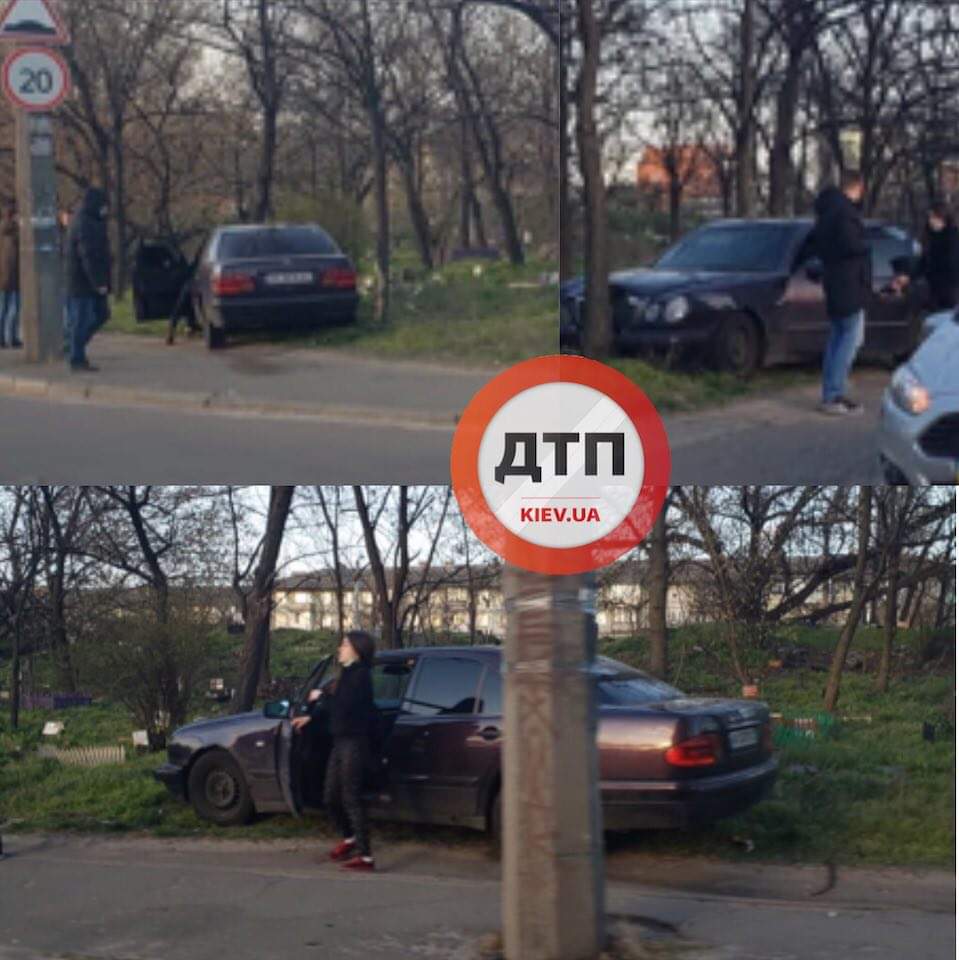 В Киеве на улице Сверстюка произошло ДТП: водитель автомобиля Mercedes-Benz врезался в дерево