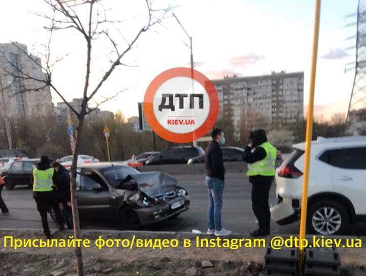 В Киеве на проспекте Степана Бандеры произошло дистанционное ДТП - автомобиль Lanos протаранил Nissan: пострадал водитель Daewoo