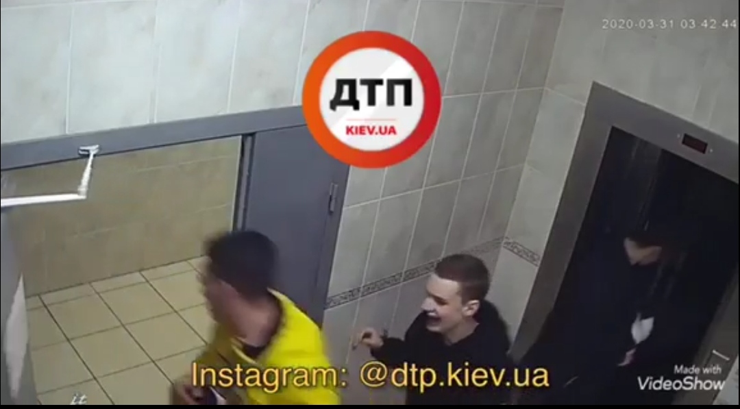 У Києві вандали захаркали кабіну ліфта, якою користуються мешканці будинку і розтрощили пожежний ліфт