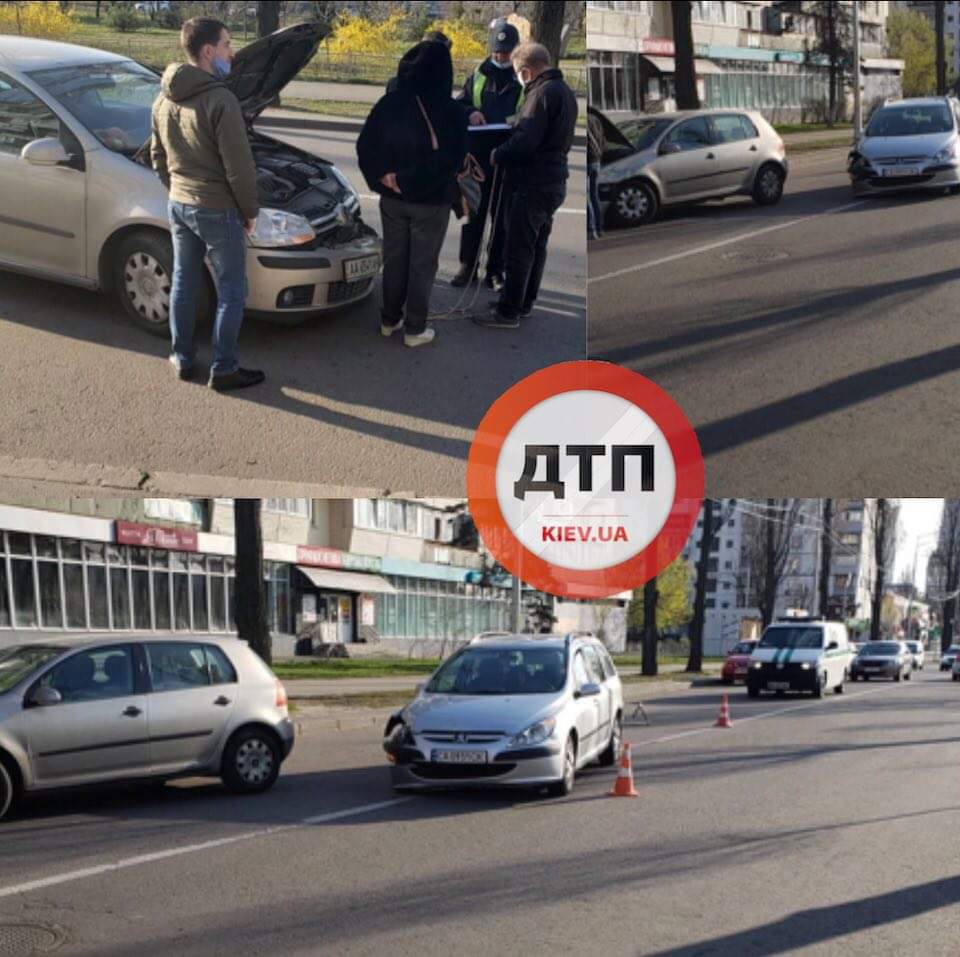 В Киеве на улице Ивана Мыколайчука произошло ДТП: столкнулись автомобили Peugeot и Volkswagen