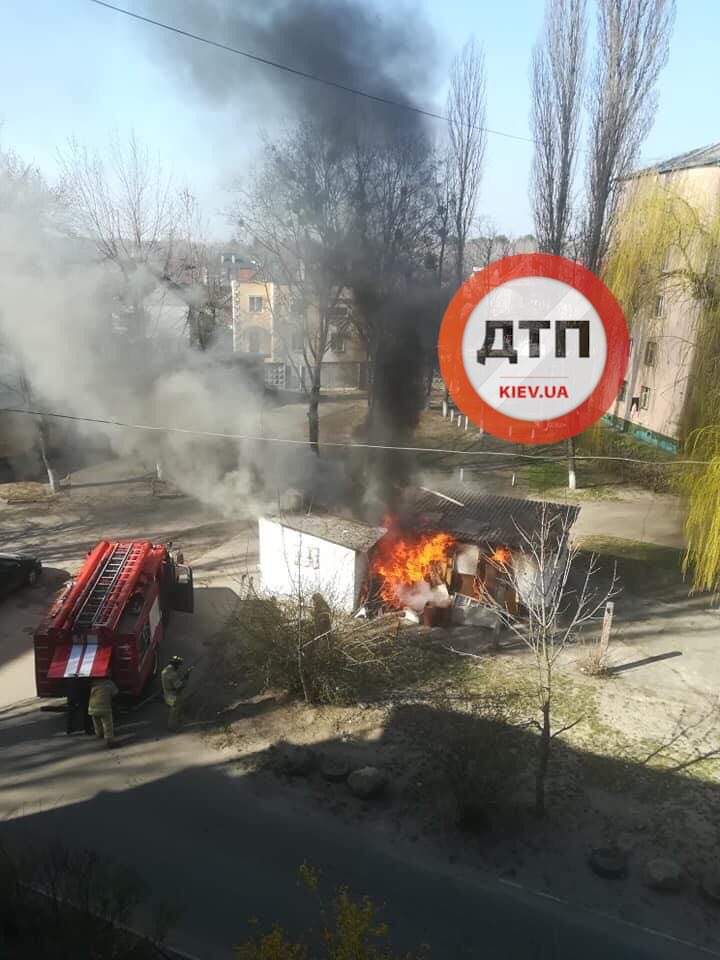 В Киеве на улице Туполева произошел пожар - загорелся строительный мусор