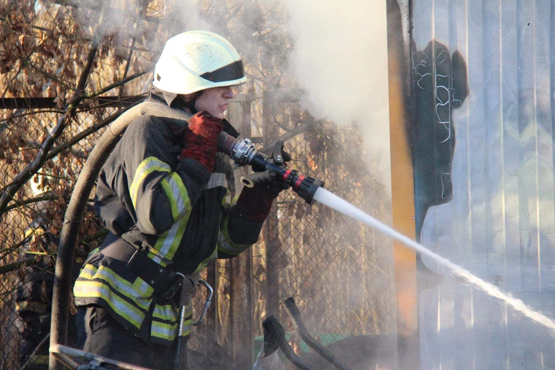 Пожежа у Києві на вулиці Автотранспортній: через підпал сухої трави загорівся склад