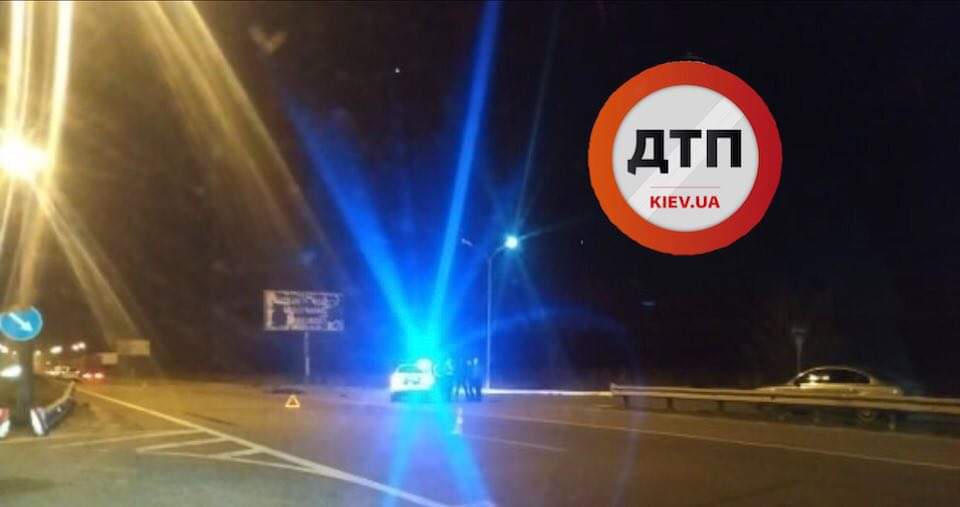 Смертельное ДТП под Киевом: на Житомирской трассе автомобиль насмерть сбил пешехода-нарушителя