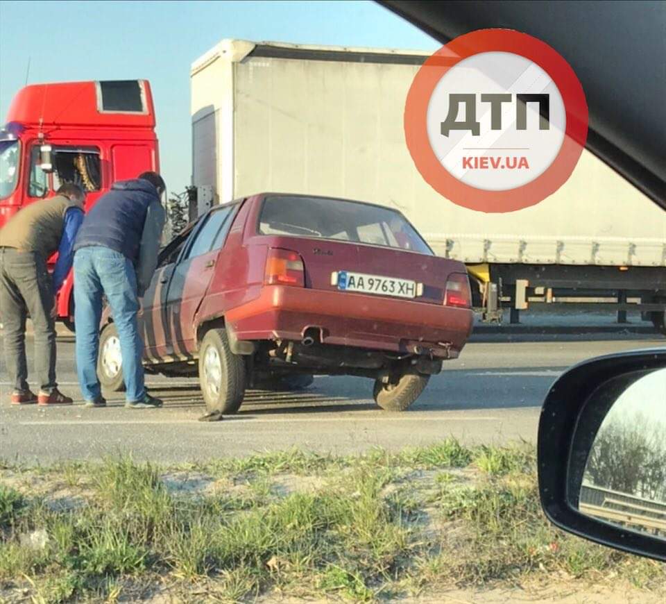 В Киеве на Окружной дороге произошло ДТП: автомобиль Таврия вылетел на встречку после заноса