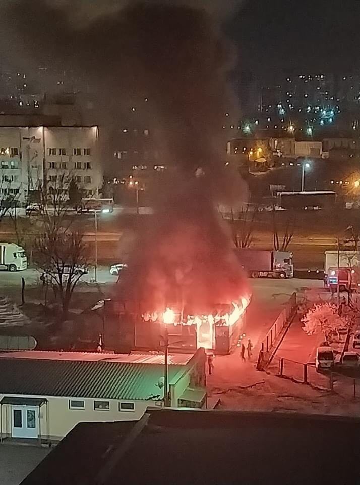 У Києві на вулиці Богатирській, 4а сталася серйозна пожежа - згорів склад вторсировини: загинув чоловік