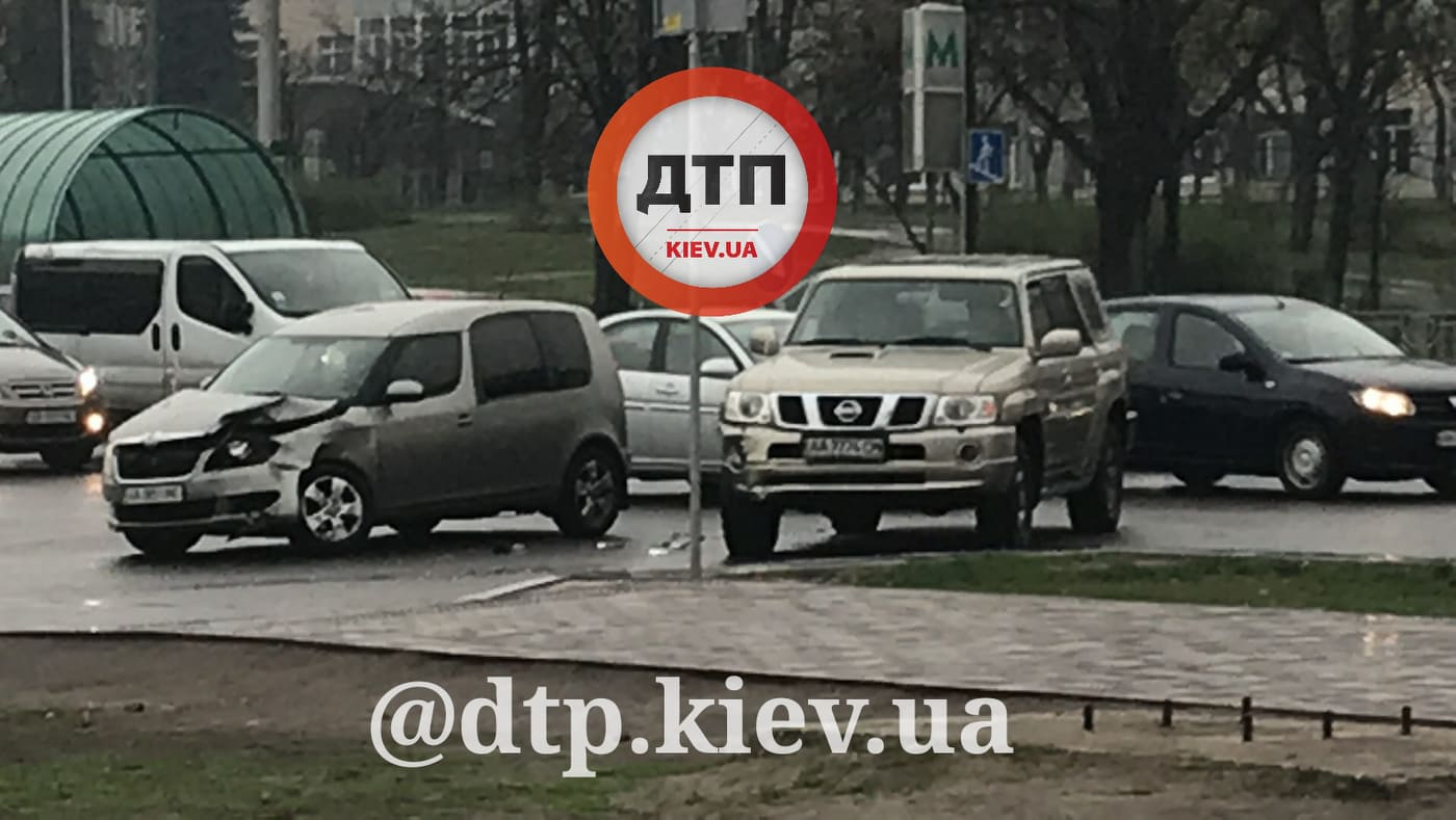 В Киеве на Академгородке произошло ДТП с участием автомобилей Skoda і Nissan