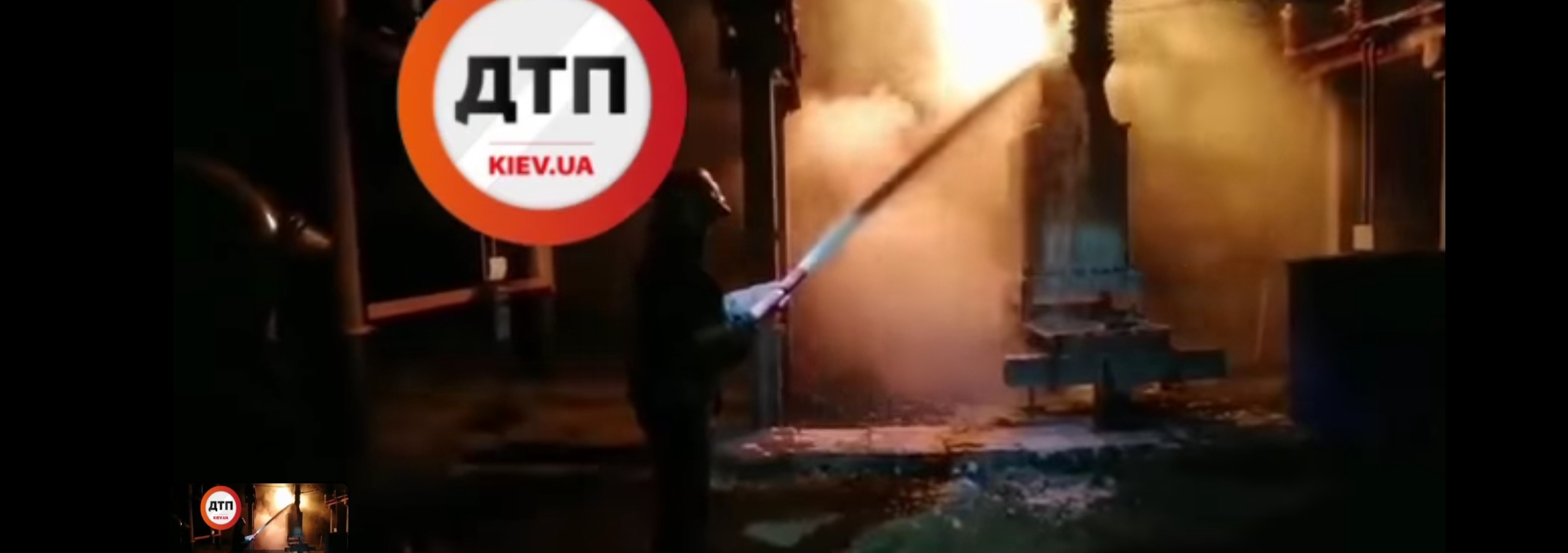 Серьезный пожар в Киеве на Оболонской площади - неизвестные подожгли мусоропровод: видео момента ликвидации