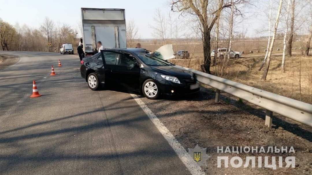 Смертельна ДТП на Харківщині - автомобіль Toyota лоб в лоб зіштовхнувся з вантажівкою: водій загинув