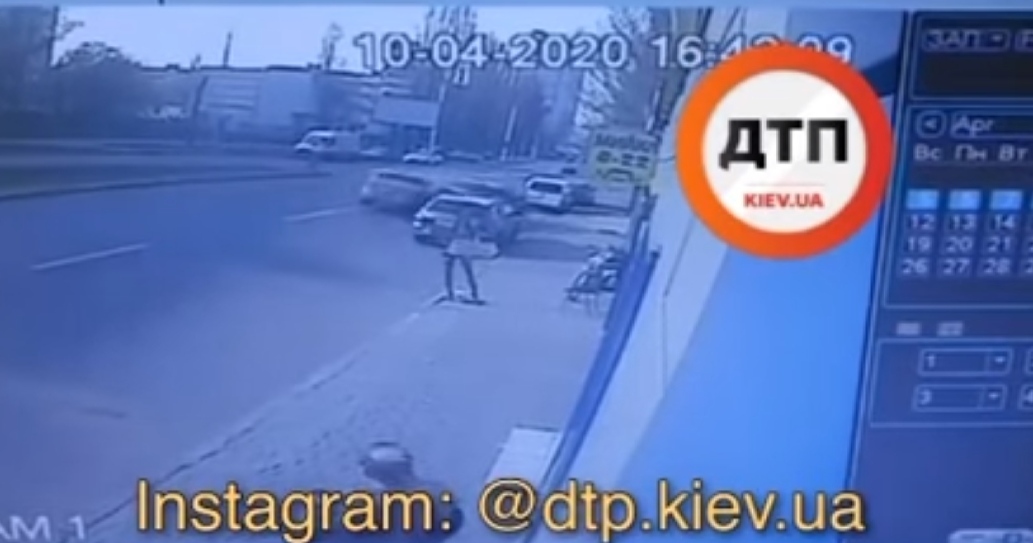 Видео момента вчерашнего ДТП в Киеве на Березняковской