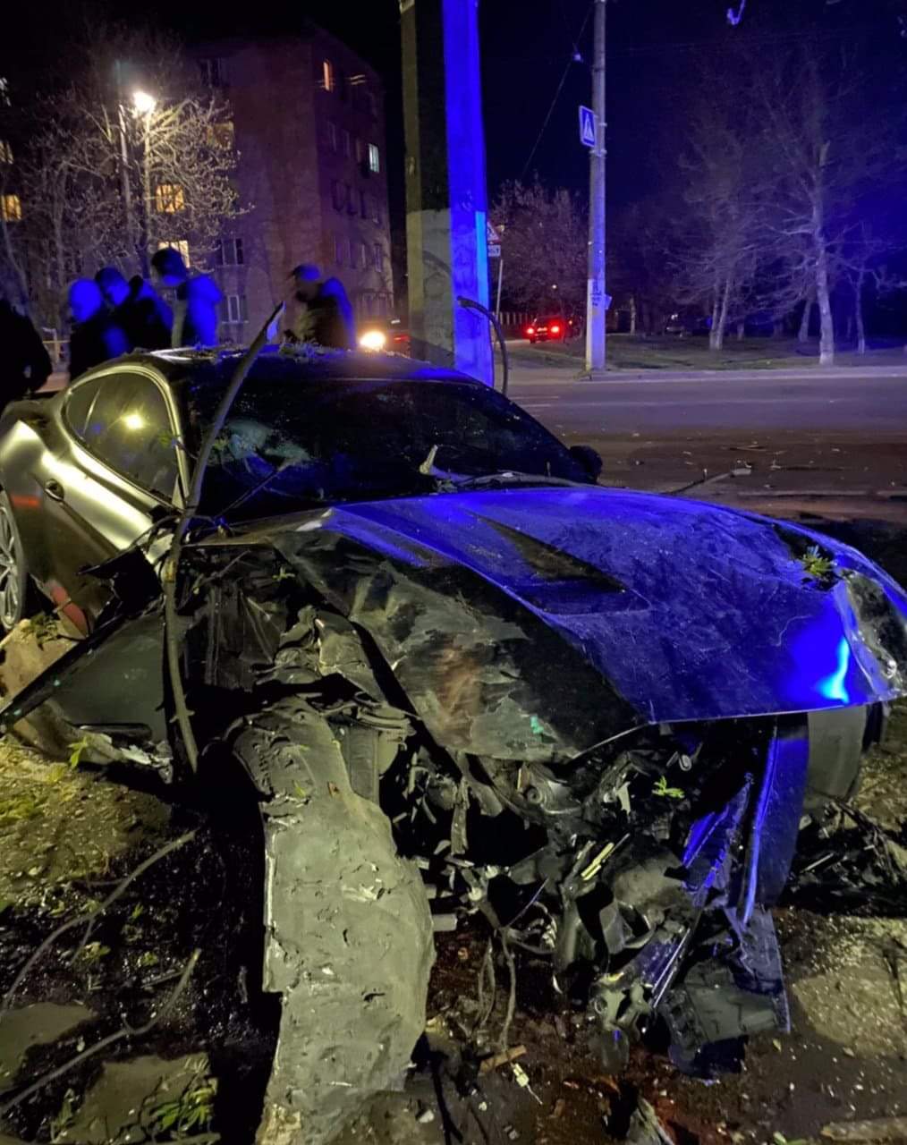 Элитное ДТП в Житомире: автомобиль Ford Mustang вылетел на тротуар и врезался в дерево