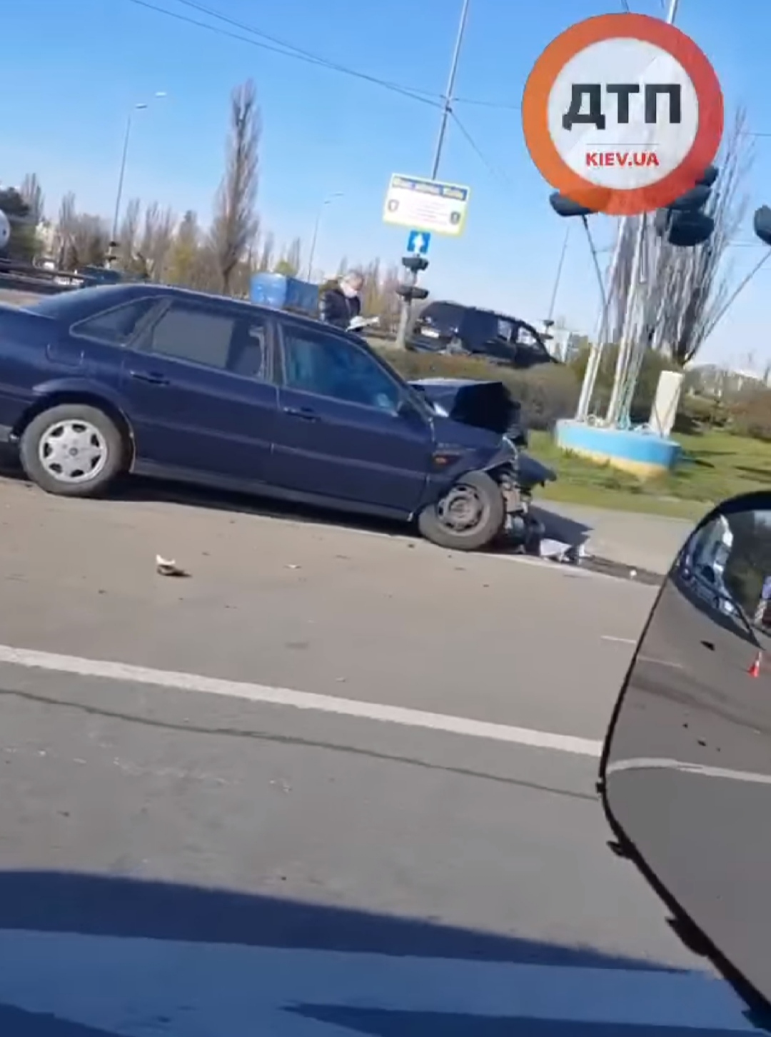 В Киеве на Бориспольской произошло серьезное ДТП - столкнулись два автомобиля и вылетели на клумбу