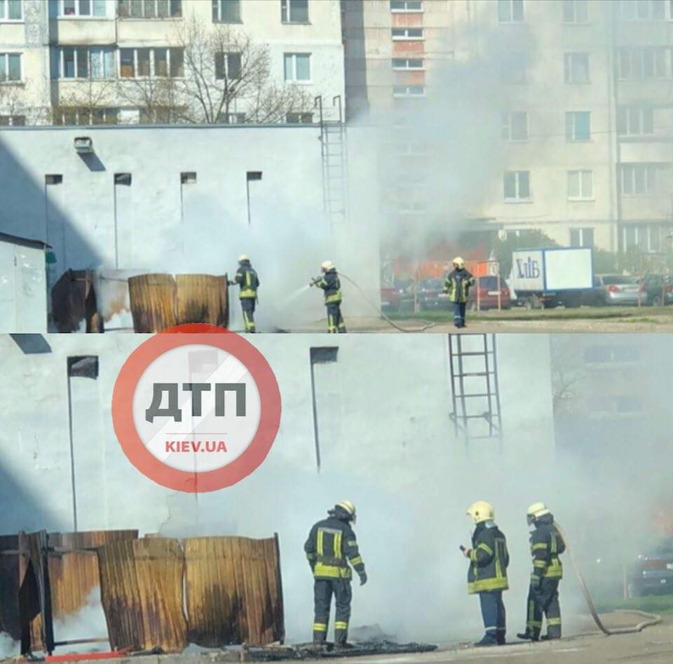 В Киеве на Воскресенке произошел пожар во дворе жилого дома - неизвестные подожгли мусор