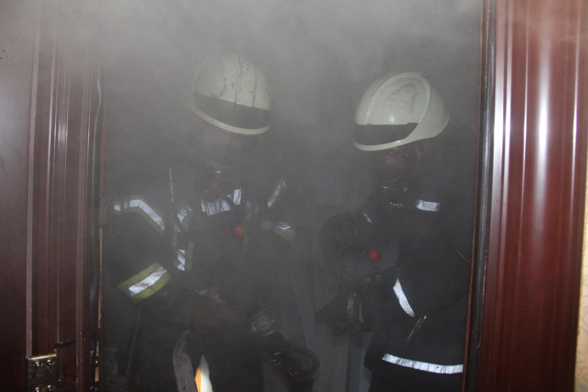 У Києві на вулиці Радунській сталася пожежа сміття у загальному коридорі під'їзда: вогнеборці врятували 2 людей