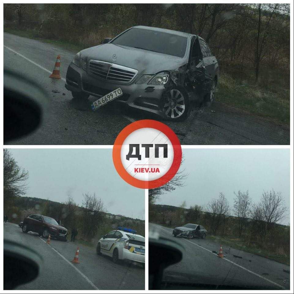 В Киевской области на съезде Днепровского шоссе произошло серьезное ДТП с пострадавшими: автомобиль Mercedes столкнулся с Jaguar