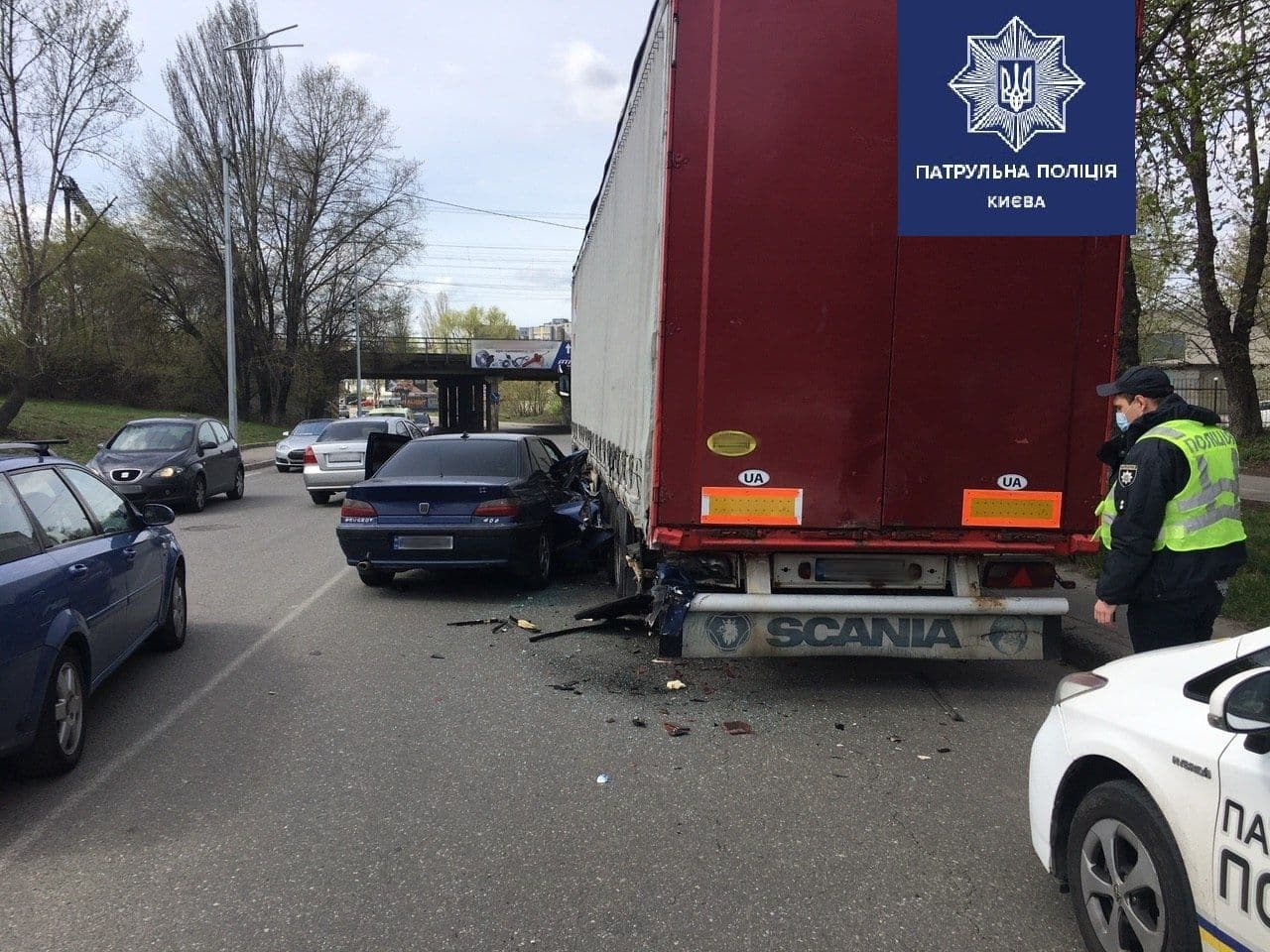У Києві на проспекті Відрадний два п'яних водія потрапили у ДТП: автомобіль Peugeot протаранив вантажівку Scania