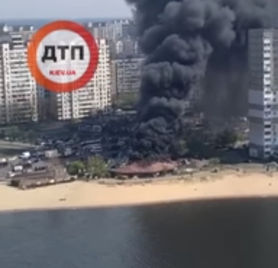 В Киеве на улице Ревуцкого произошел серьезный пожар - горит ресторан "Новая Земля". Видео с места