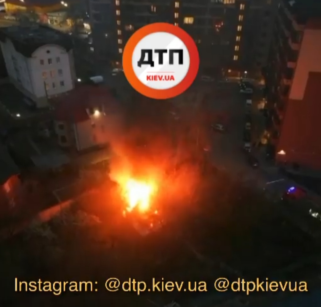 В Киеве на улице Осенняя произошел серьезный пожар: пылает частный дом