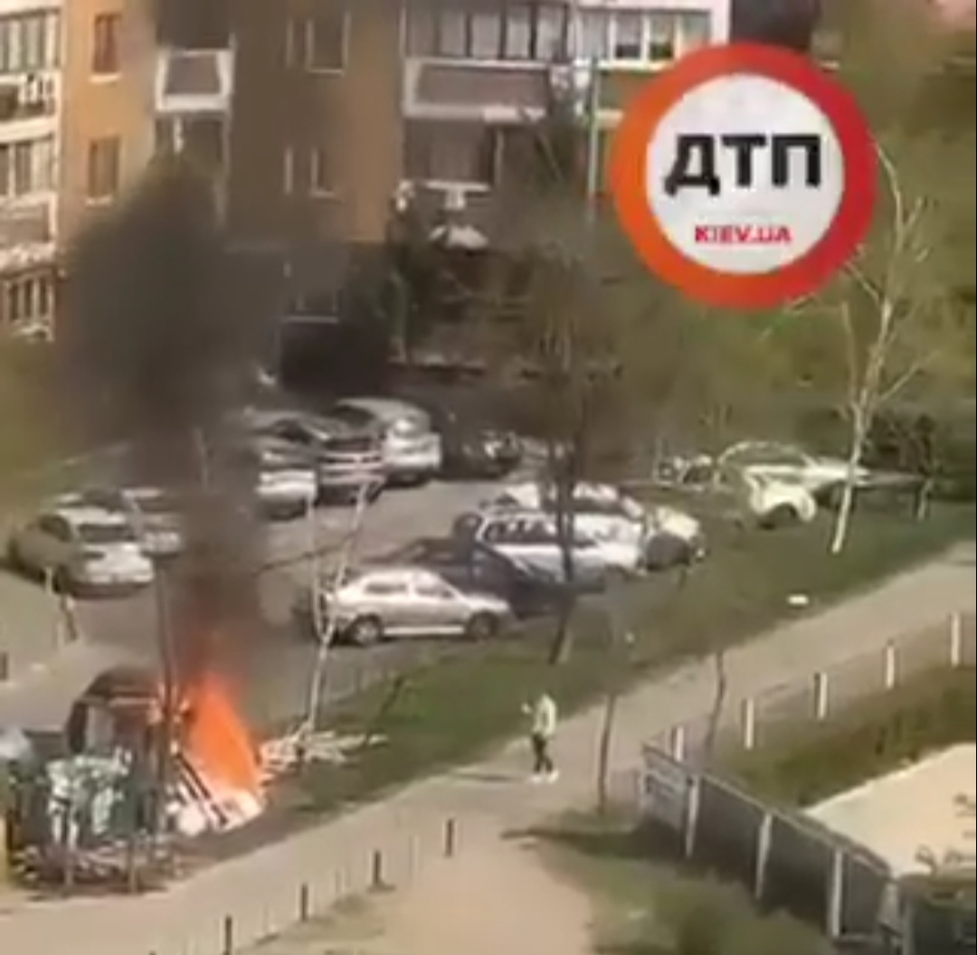 В Киеве на улице Бориса Гримы произошло пожар: горит строительный мусор
