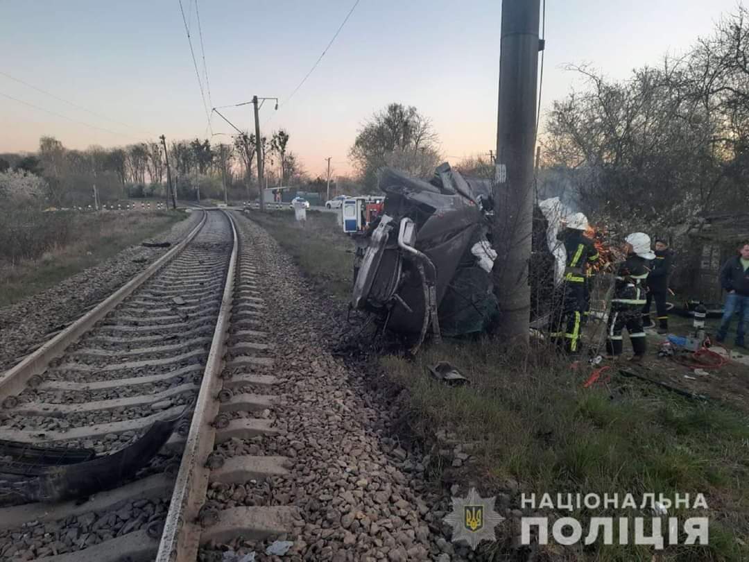 У Львові трапилася смертельна ДТП - легковик «Ауді А6» на швидкості врізався у стовп: є загиблі та поранені