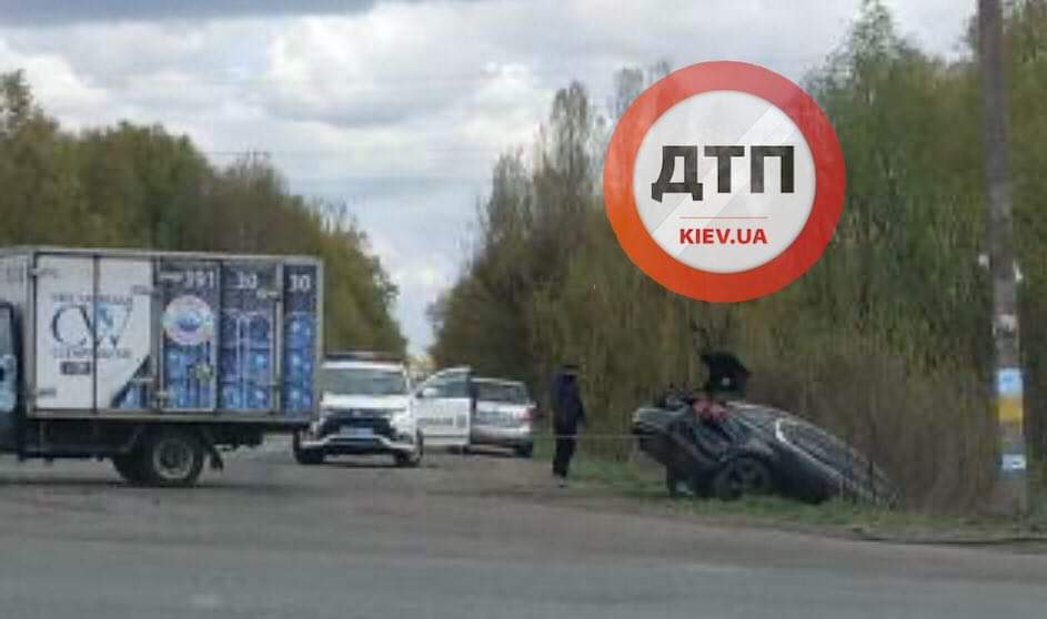 Под Киевом на Бориспольской окружной произошло ДТП - автомобиль Honda столкнулся с ВАЗ и вылетел в кювет