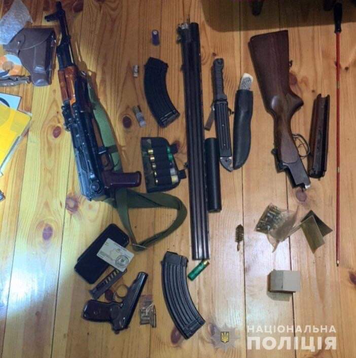 На Київщині чоловік з арсеналом зброї відкрив стрілянину по відпочиваючим на озері