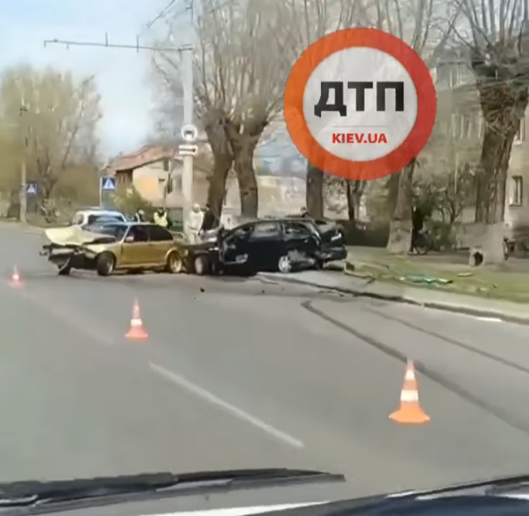 Серьезное ДТП в Киеве на Отрадном проспекте: две машины в хлам 