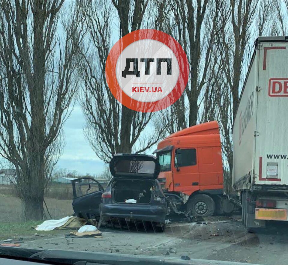 Под Киевом произошло серьезное смертельное ДТП - фура столкнулась с легковым автомобилем и перекрыла дорогу: водитель погиб