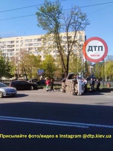 В Киеве на проспекте Победы произошло серьезное ДТП с опрокидыванием и пострадавшими: среди участников аварии автомобиль такси Bolt