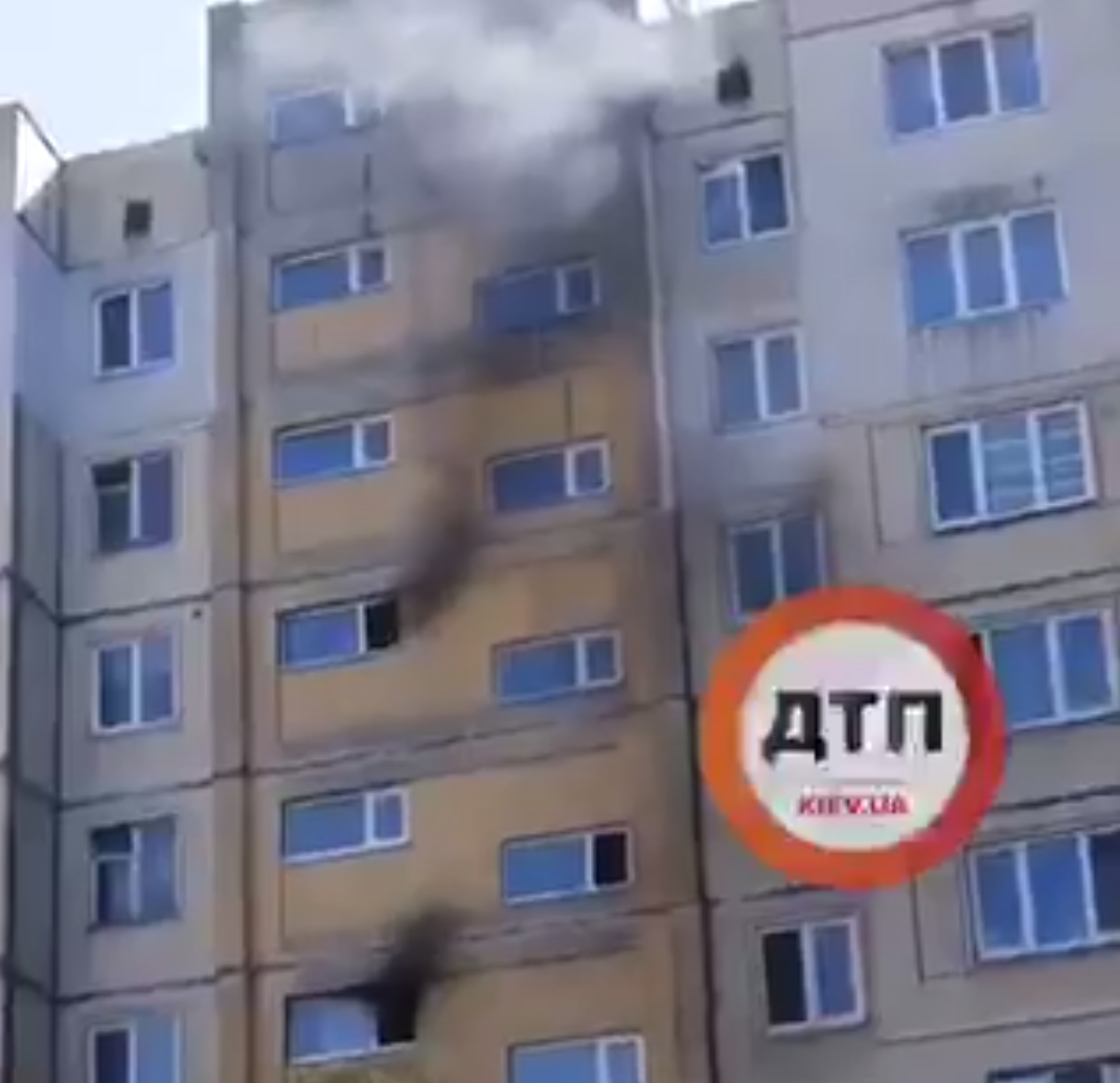 В Киеве на улице Озерной произошел двойной пожар: горит жилой дом и мусорник