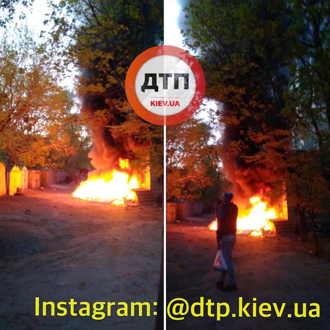 В Киеве на Лукьяновке вспыхнул пожар: неизвестные подожгли строительный мусор