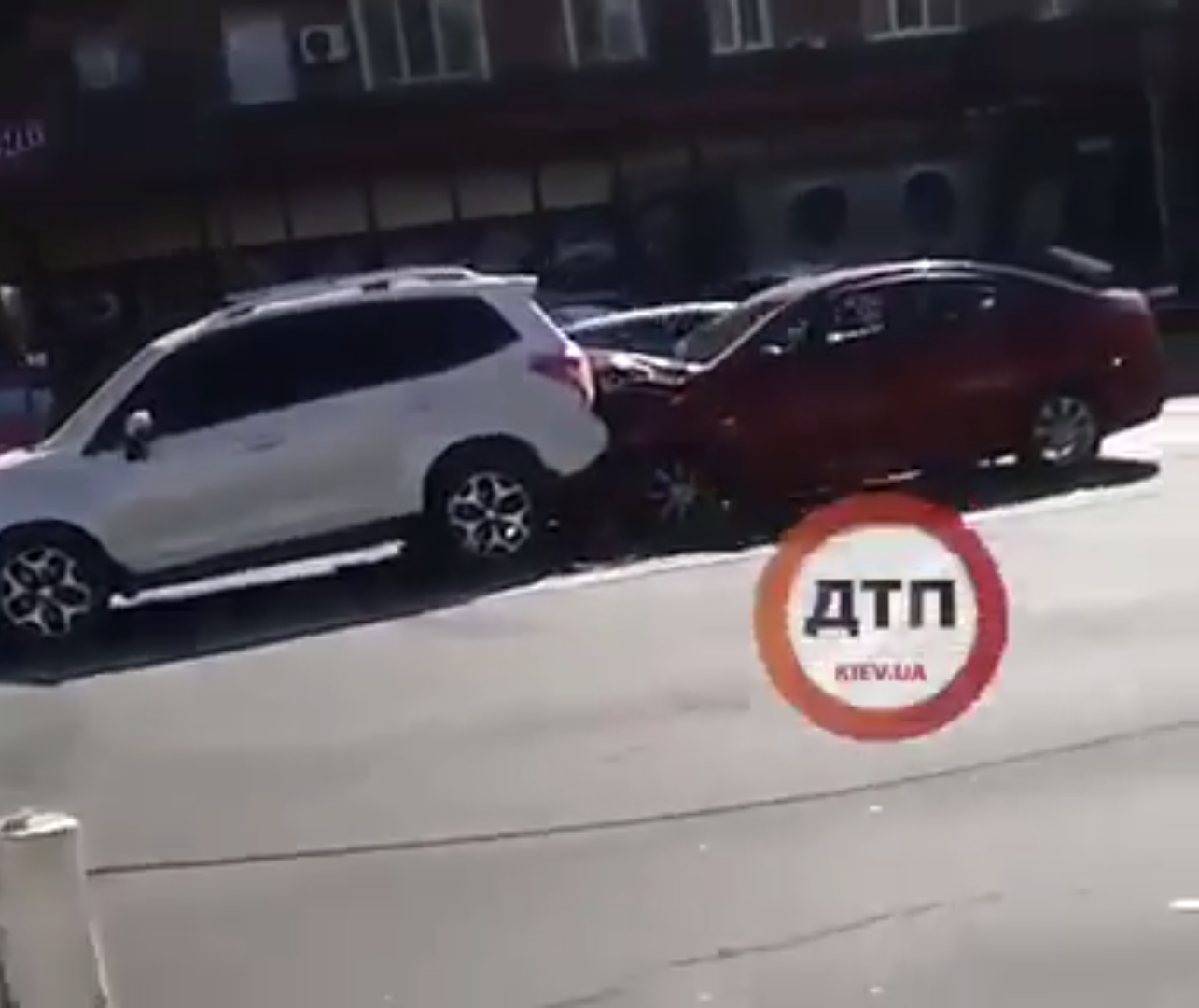 В Киеве на улице Щербаковского произошло дистанционное ДТП: легковой автомобиль влетел в кроссовер, который пропускал пешеходов