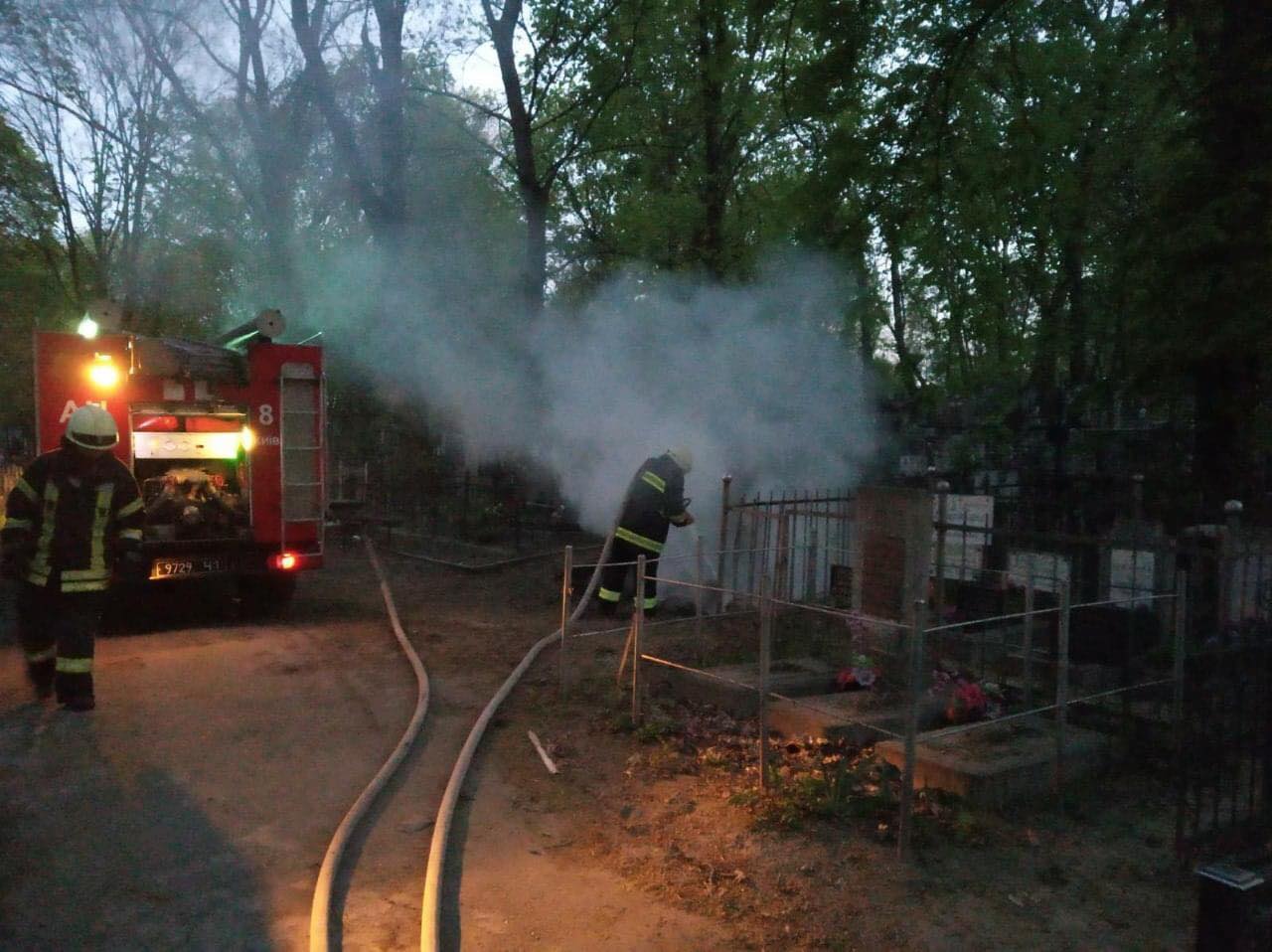 У Києві Байковому кладовищі виникла пожежа: горіло сміття 