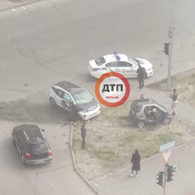 В Киеве на перекрестке Днепровской Набережной и Княжего Затона произошло ДТП с участием автомобилей BMW и Smart